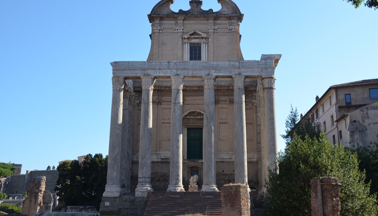Temple of Divus Antoninus Pius and Diva Faustina, Upper Via Sacra, Rome (32278130093).jpg