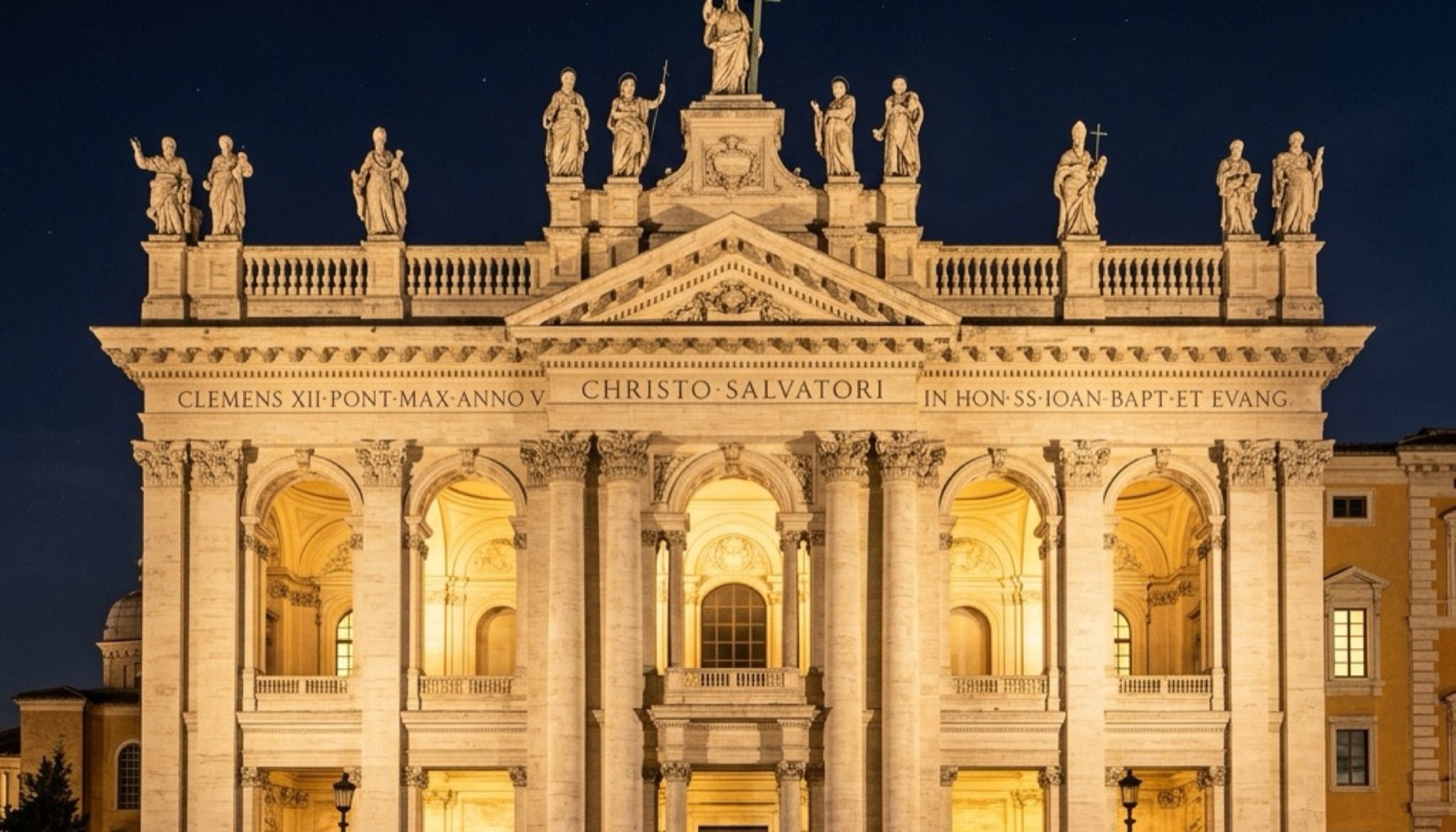 Fasada Bazyliki Świętego Jana na Lateranie z napisem Omnium Ecclesiarum Mater et Caput