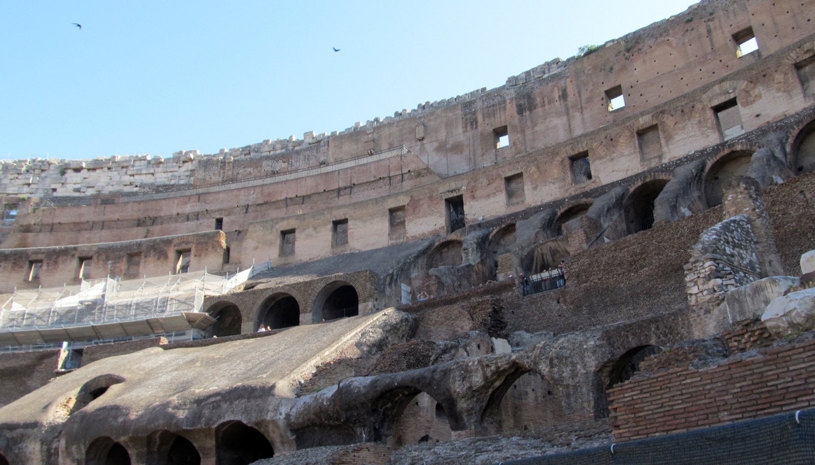 Colosseum Interior 5 (14982925776).jpg