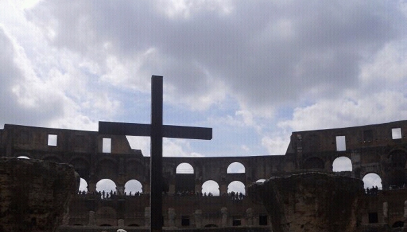 Colosseum Cross (5986631921).jpg