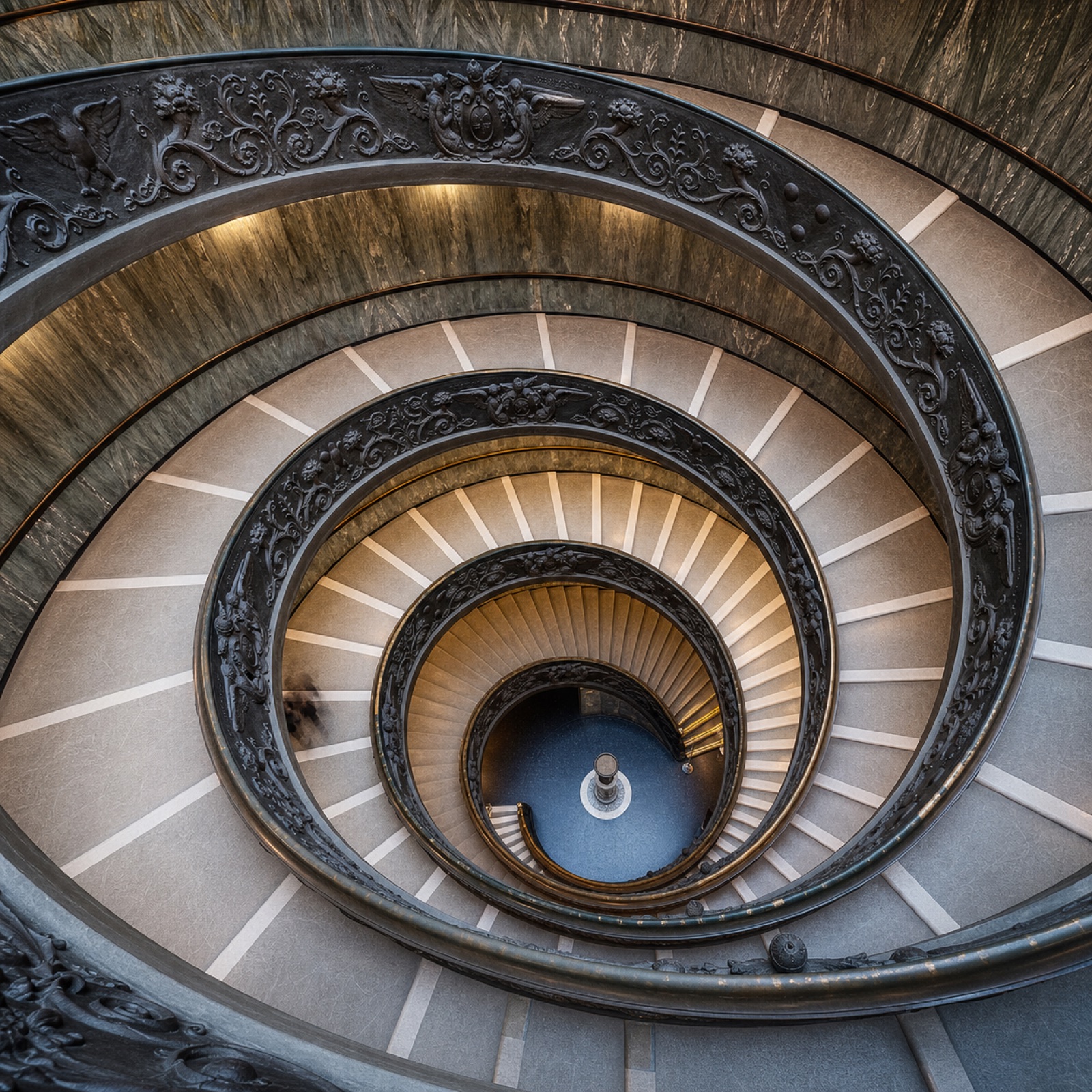 Spiralne schody Muzeum Watykańskiego — Giuseppe Momo 1932