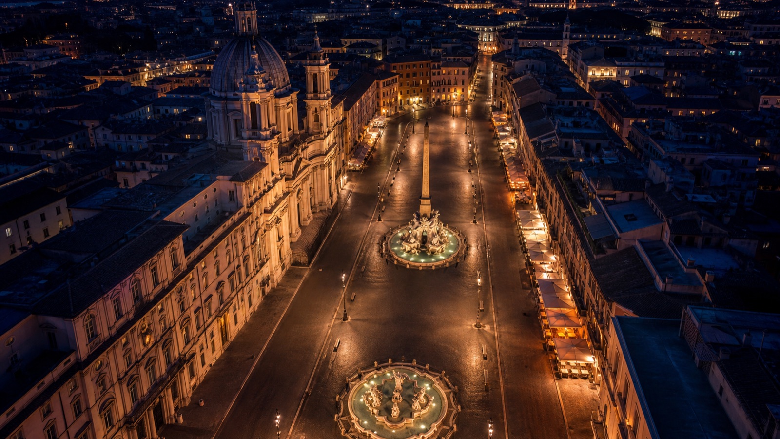 Piazza Navona nocą — Fontanna Czterech Rzek i Sant'Agnese oświetlone