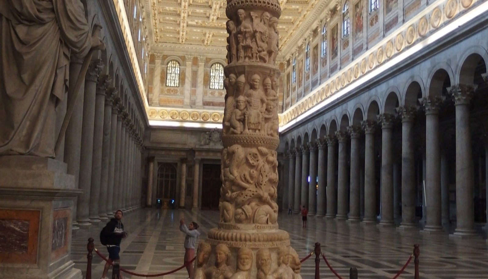 Roma, Basilica di San Paolo Fuori le Mura, candelabro del cero pasquale.jpg