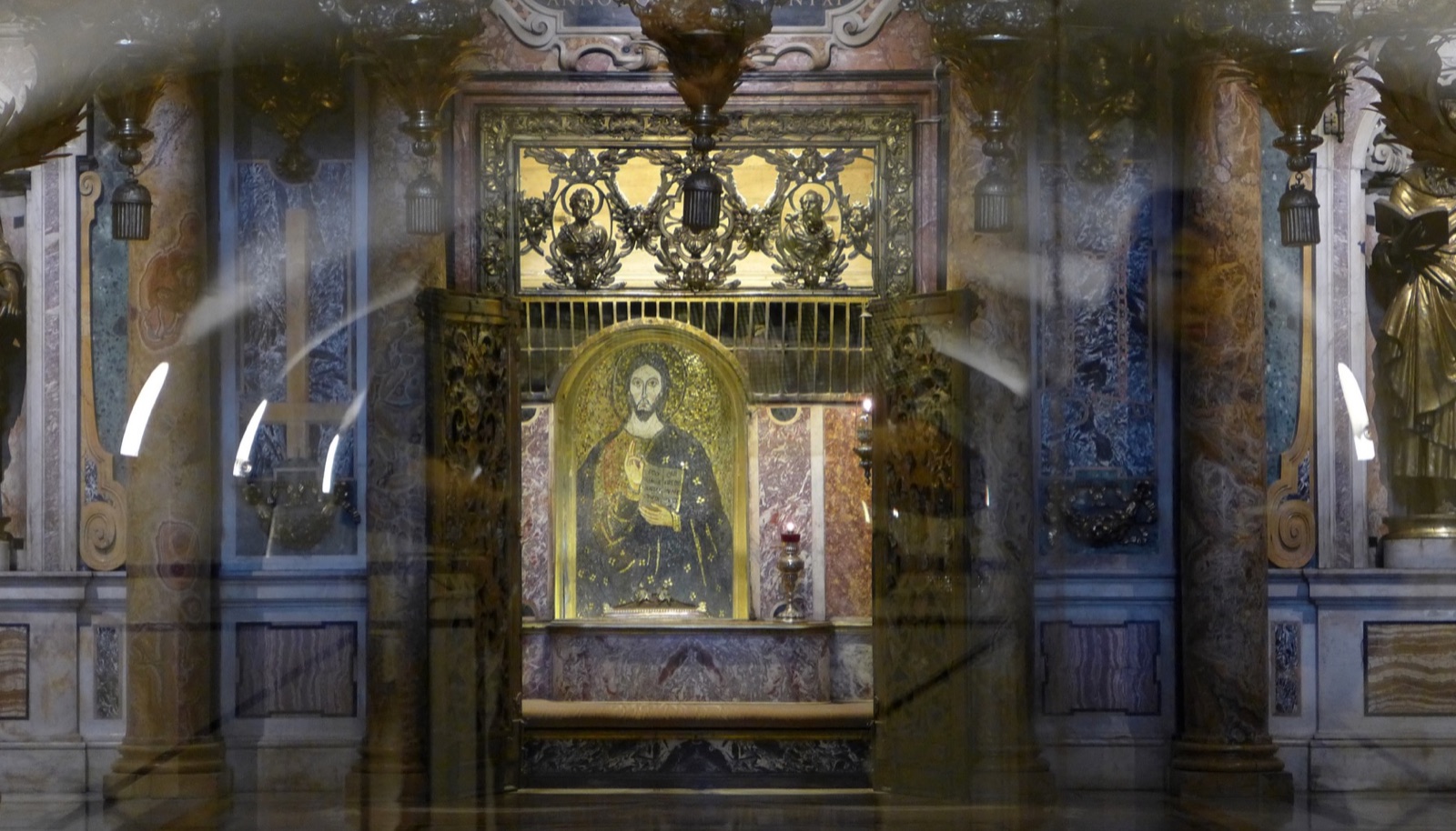 Rom, Vatikan, Petrusgrab unterhalb des Papstaltars des Petersdoms in den Vatikanischen Grotten