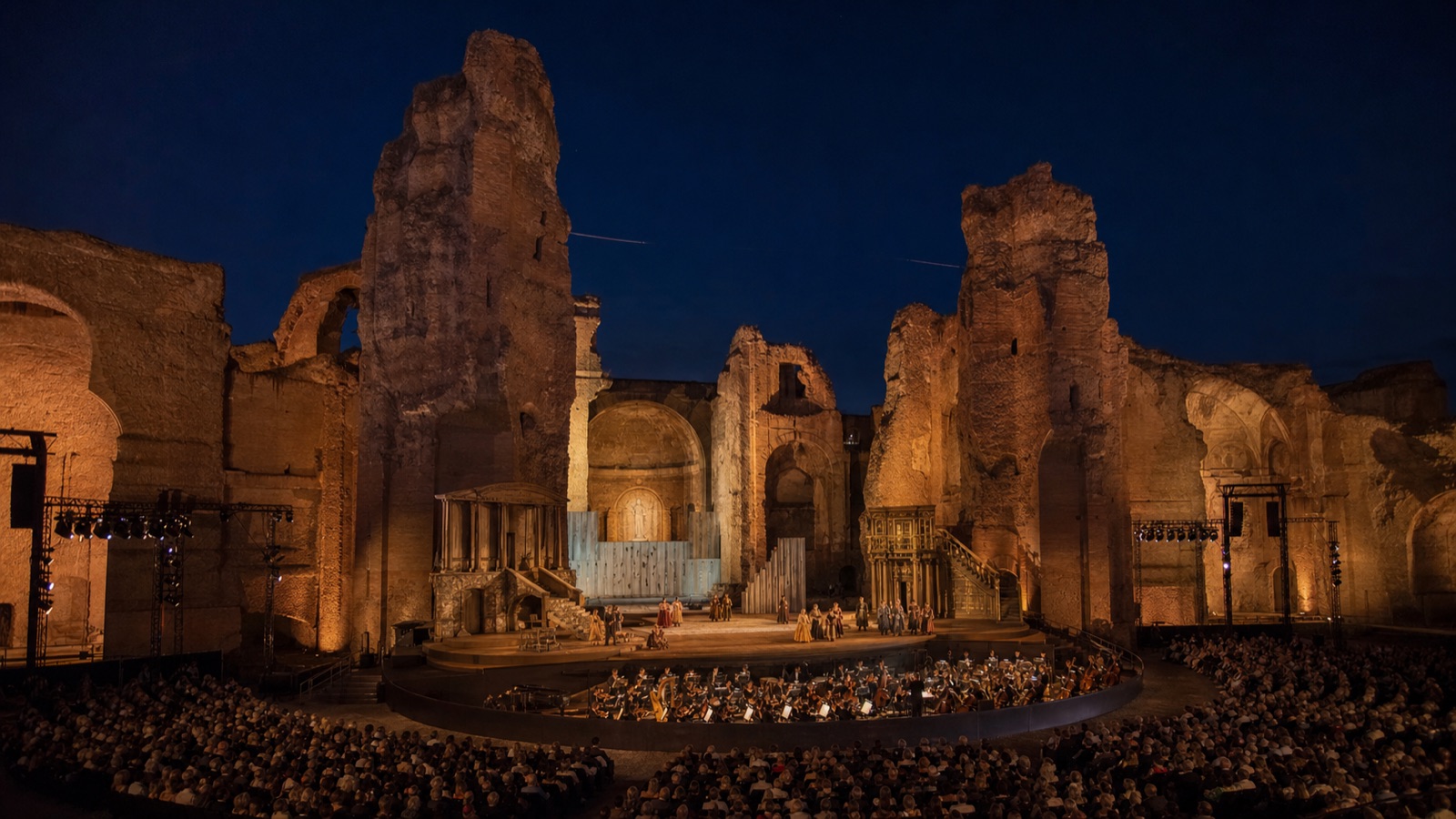 Opera letnia w Termach Karakalli — scena wśród antycznych murów