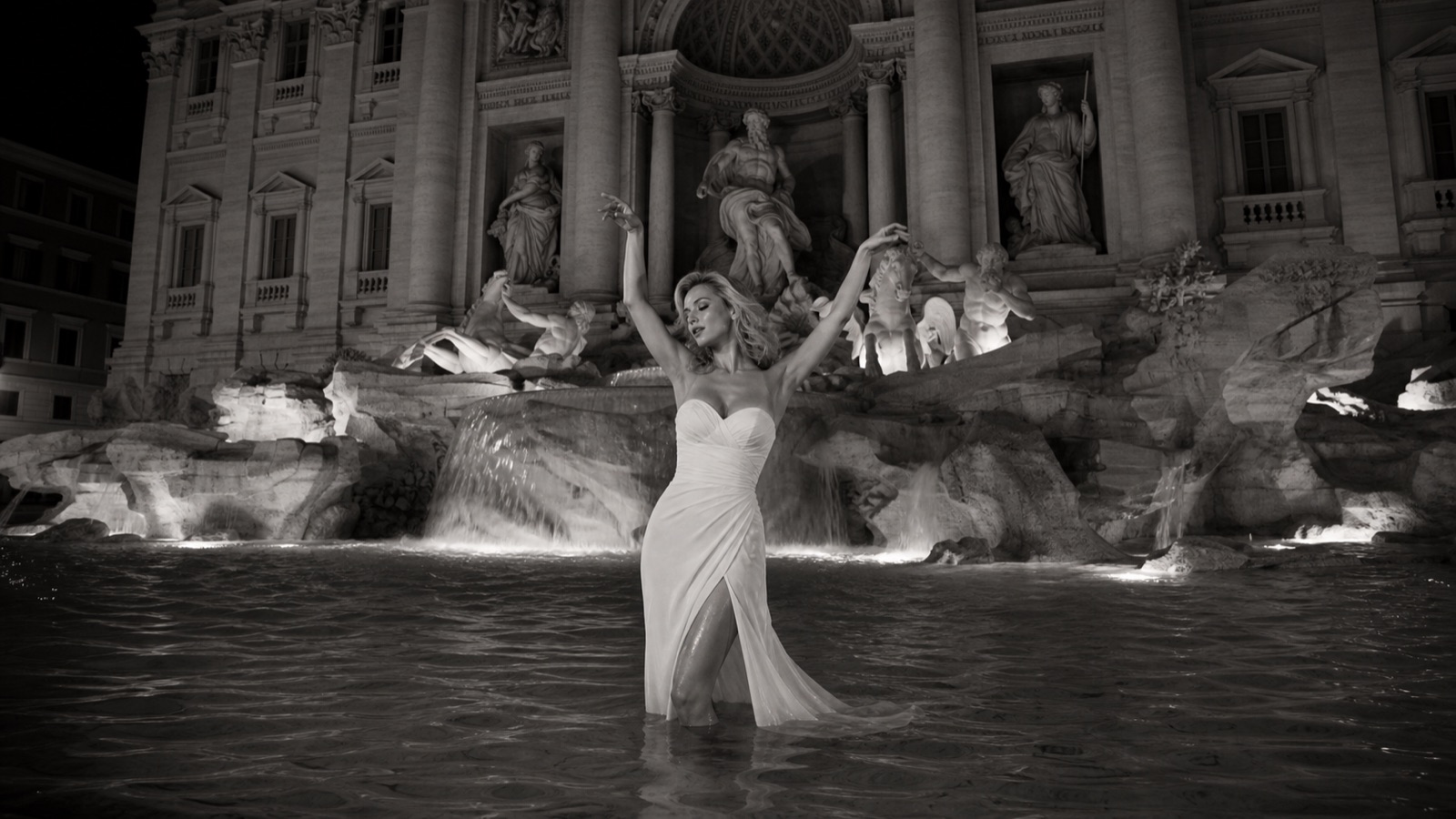 Hołd dla La Dolce Vita Felliniego — scena przy Fontannie di Trevi nocą