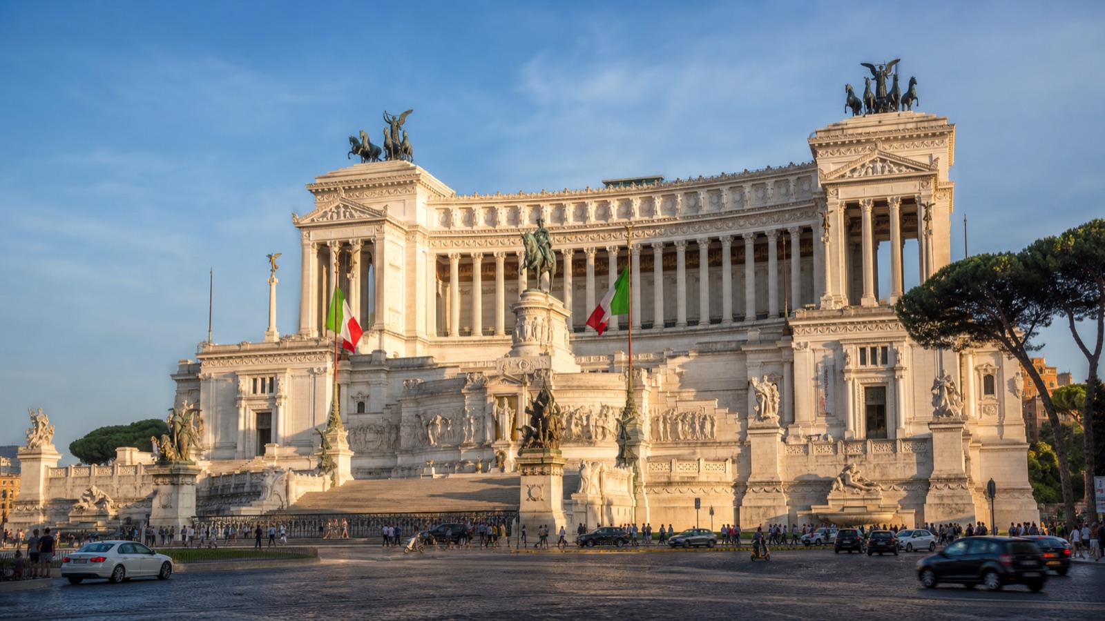 Vittoriano i Piazza Venezia — biała marmurowa fasada nad placem