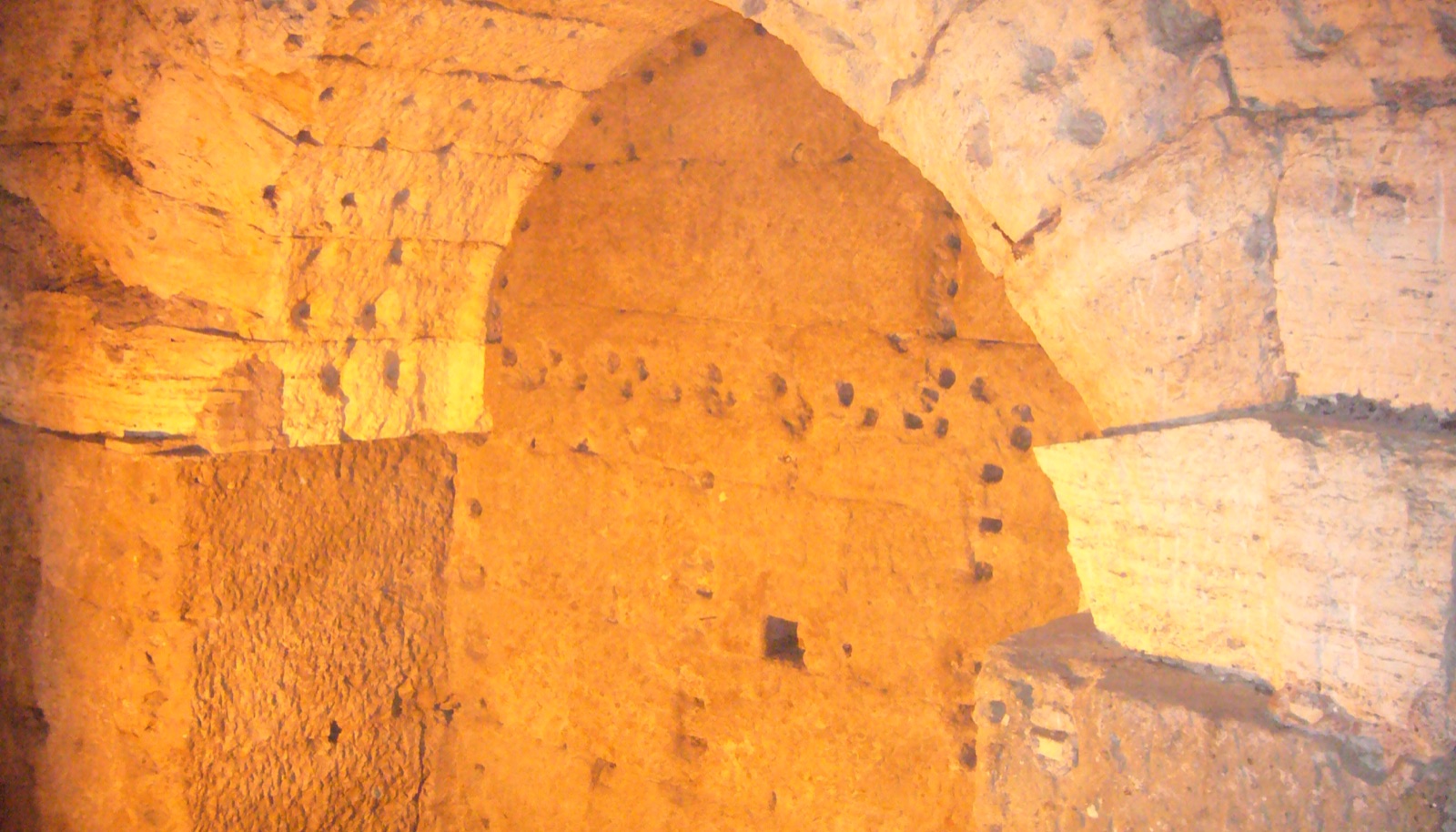 Castello - cella delle urne dx 1210907.JPG